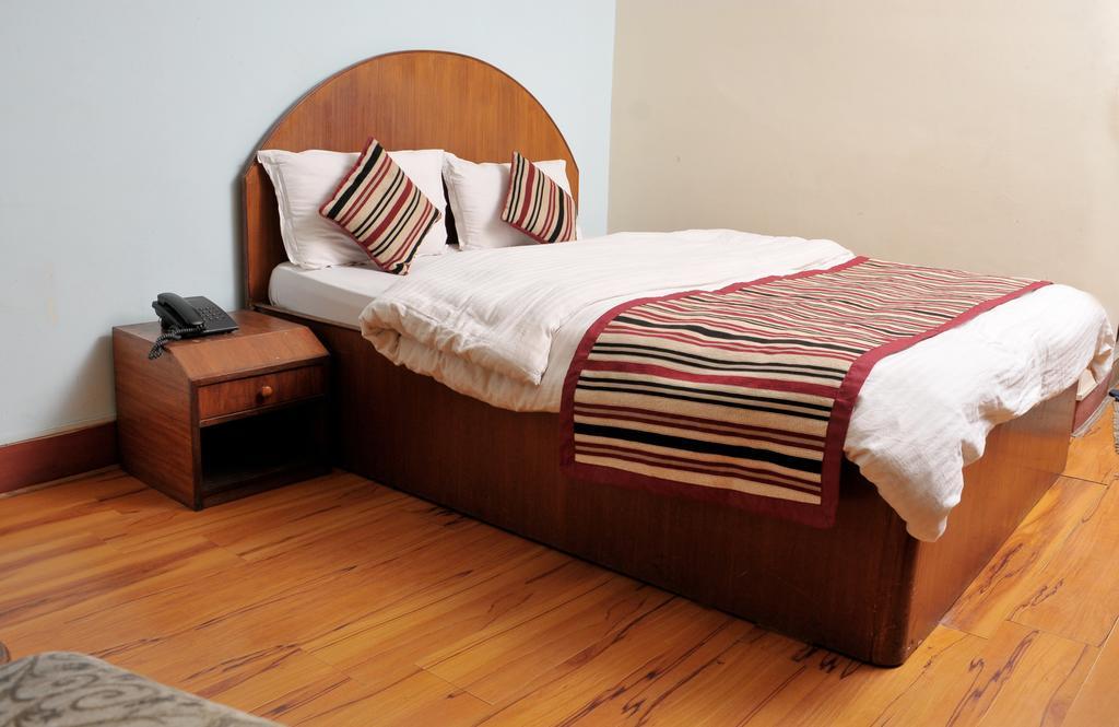 Hotel Brihaspati Катманду Экстерьер фото