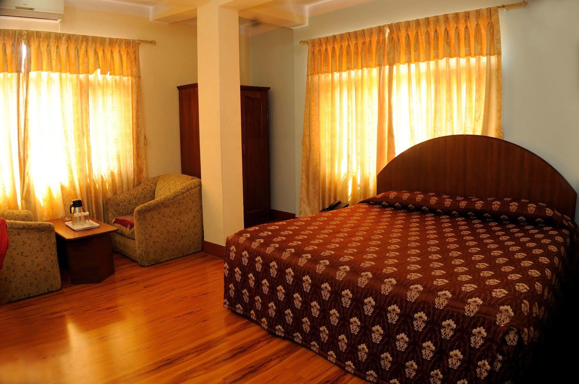 Hotel Brihaspati Катманду Экстерьер фото