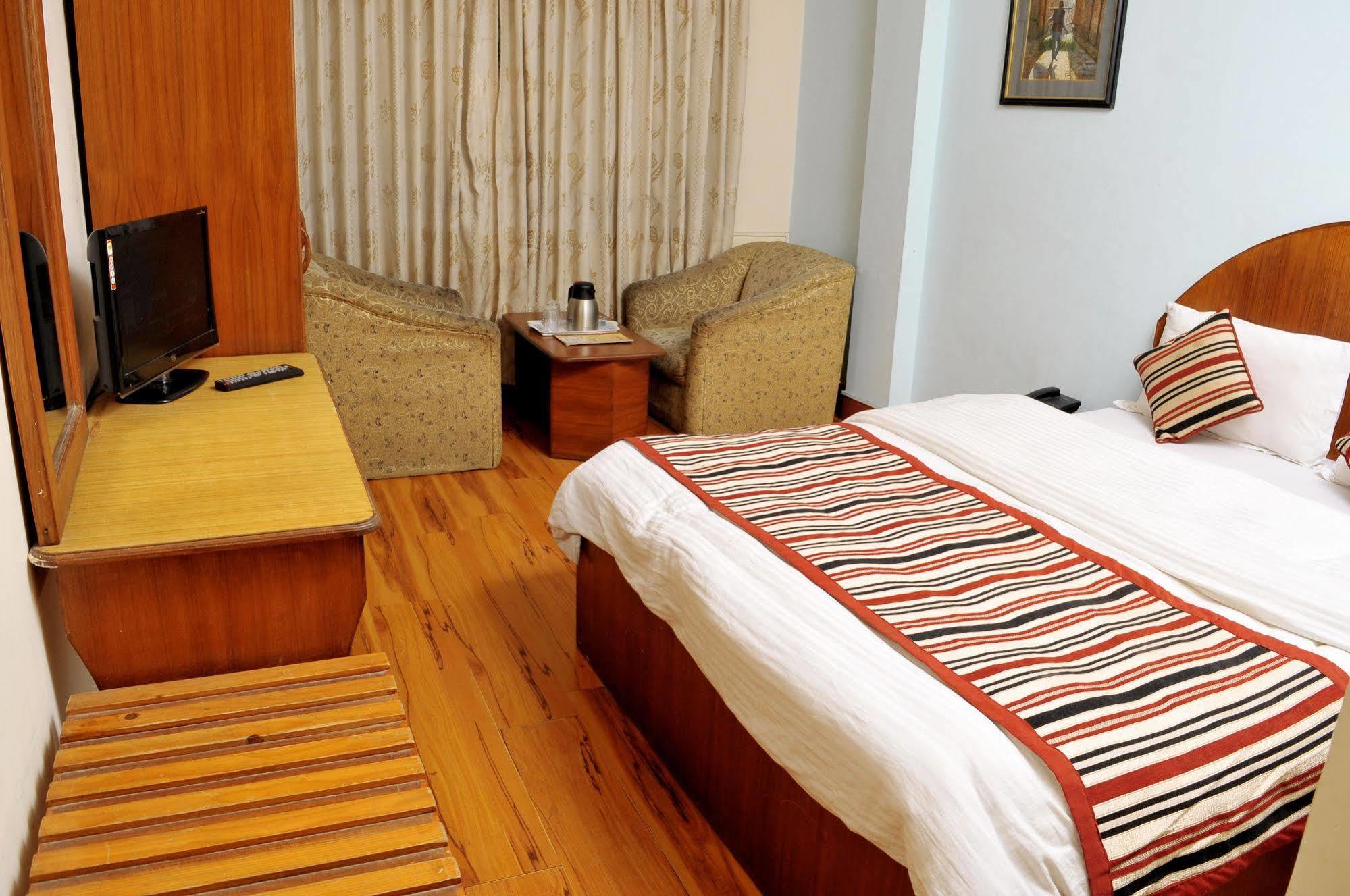 Hotel Brihaspati Катманду Экстерьер фото