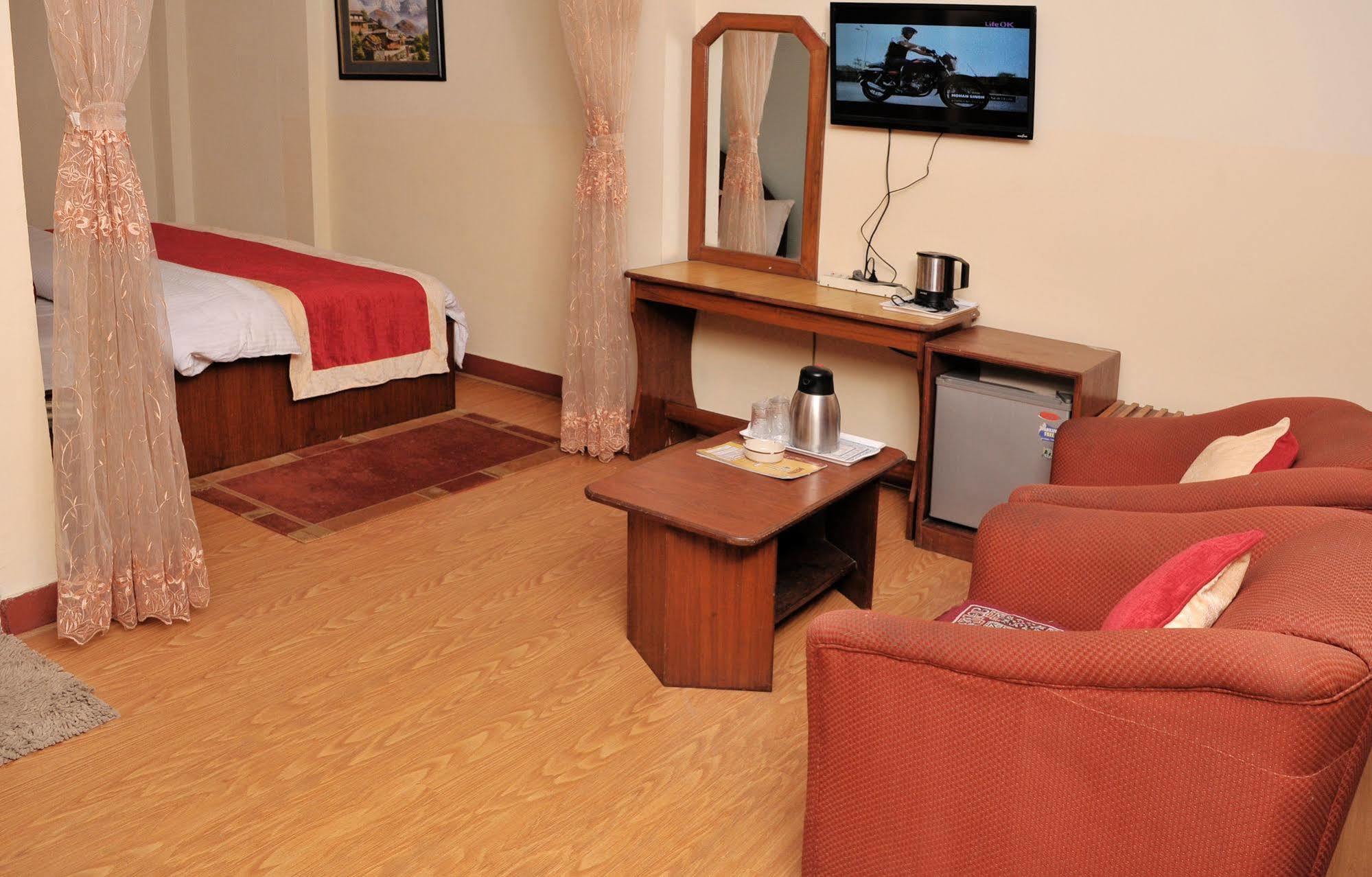 Hotel Brihaspati Катманду Экстерьер фото