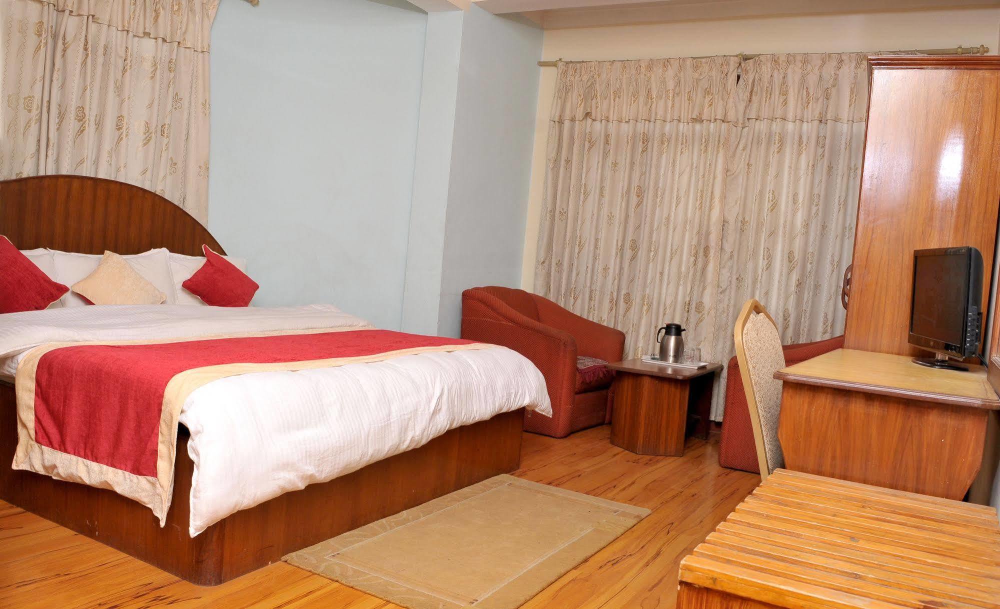 Hotel Brihaspati Катманду Экстерьер фото