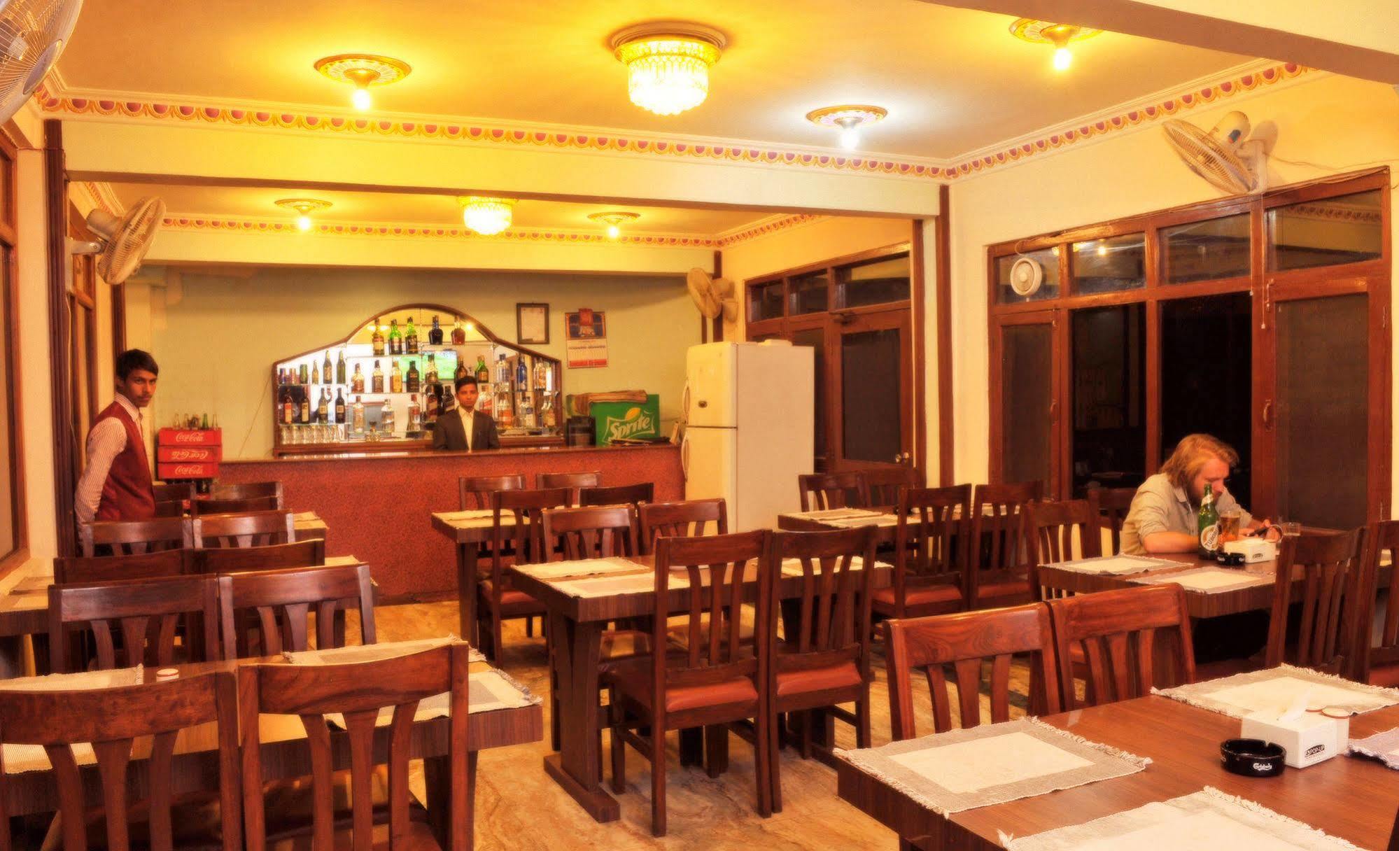 Hotel Brihaspati Катманду Экстерьер фото
